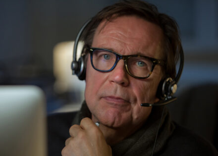 Lasse, volontär hos Mind – en medmänniska som gör skillnad genom att lyssna och ge stöd i Självmordslinjen till dem som kämpar med psykisk ohälsa och självmordstankar.