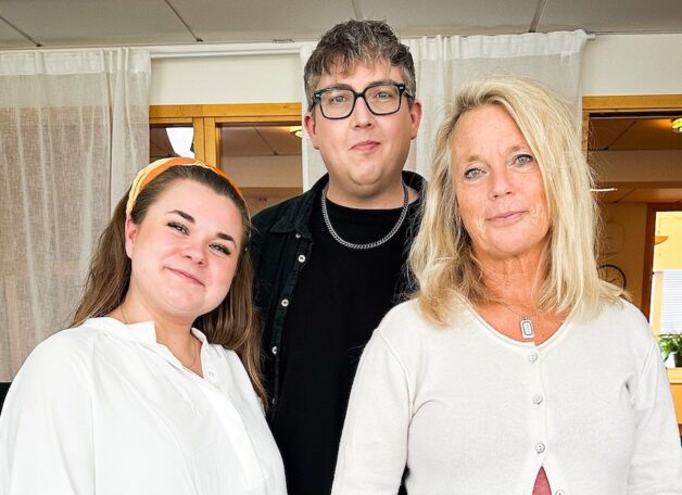 Åse med programledarna Jocke och Lolo