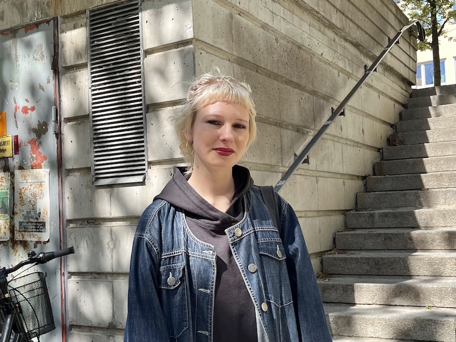 Martha Macdonald, 18 år, gymnasieelev på Globala gymnasiet i Stockholm, kritiserar förslaget att ta bort sexualundervisning från skolans uppdrag. Hon menar att det riskerar att unga tjejer inte får den vägledning de behöver.