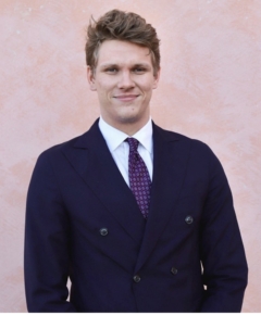 Porträttbild på Isak Sandell som är ledamot i Minds styrelse. Isak tittar in i kameran och ler.