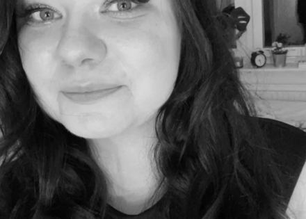 Porträtt av Josephine som berättar om sin resa med psykisk ohälsa och drömmen att bli sjuksköterska.