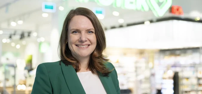 Porträttbild på Monika Magnusson som är VD på Apotek Hjärtat