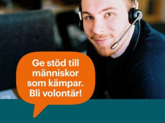Volontär med headset och pratbubbla med budskapet "Ge stöd till människor som kämpar. Bli volontär!"