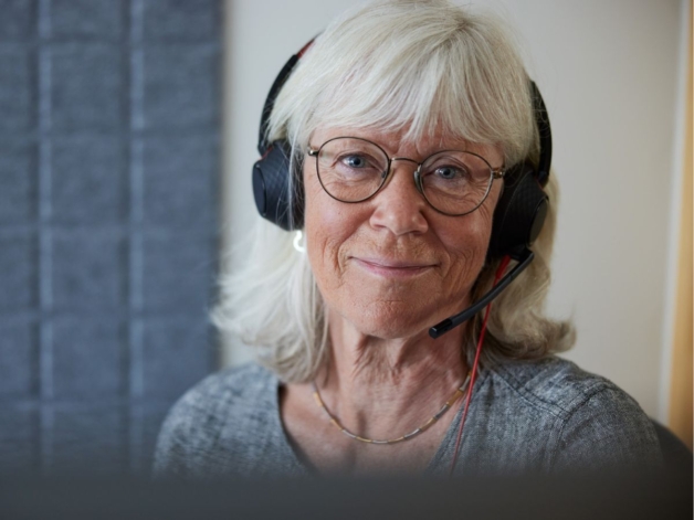 Porträttbild av Maria som är volontär i Äldrelinjen