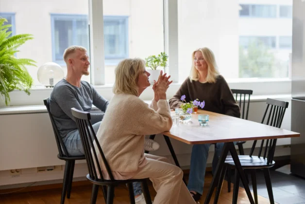 Tre volontärer sitter i köket på Minds kontor i Stockholm.