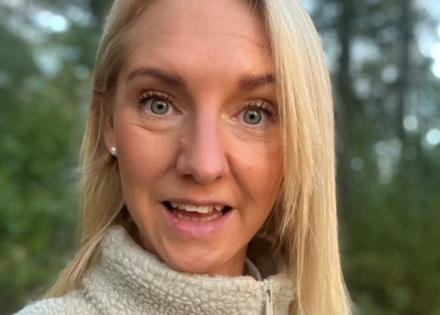 Porträttbild på Elin som levt med ångest under hela sitt liv. Nu skriver hon sin egen berättelse om hur det påverkat hennes liv.