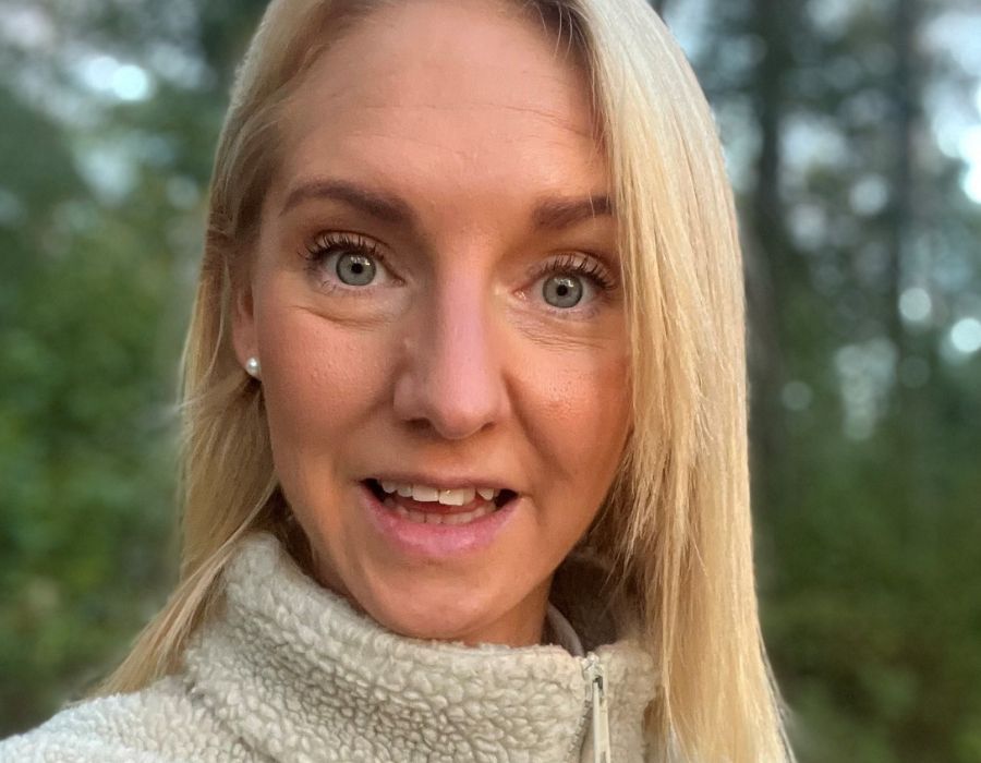 Porträttbild på Elin som levt med ångest under hela sitt liv. Nu skriver hon sin egen berättelse om hur det påverkat hennes liv.