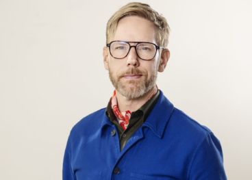 Portättfoto av poddaren Kristoffer Triumf som är ny ambassadör för Mind - Foto © Nicklas Thegerström