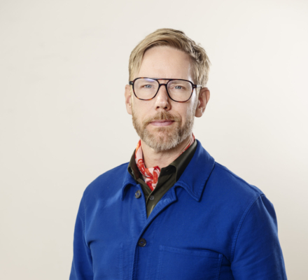 Portättfoto av poddaren Kristoffer Triumf som är ny ambassadör för Mind - Foto © Nicklas Thegerström