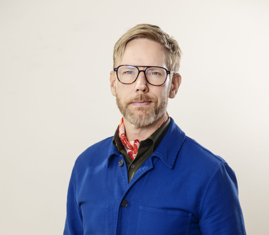 Portättfoto av poddaren Kristoffer Triumf som är ny ambassadör för Mind - Foto © Nicklas Thegerström