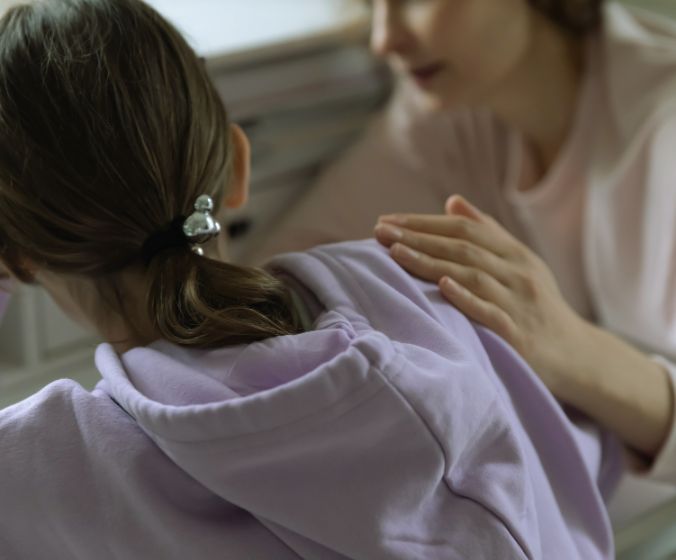 Förälder som stöttar stressat barn