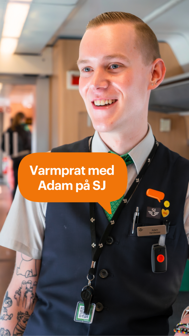Adam, medarbetare på SJ, ler mot kameran ombord på ett tåg. Han bär uniform och på bilden syns en orange pratbubbla med texten ”Varmprat med Adam på SJ”.