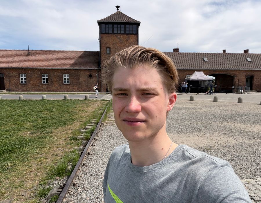 Theo utanför koncentrationslägret i Auschwitz-Birkenau