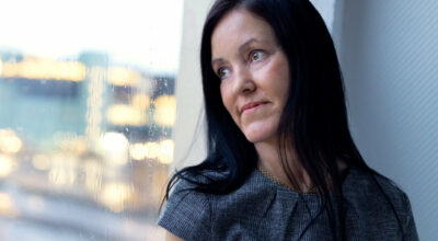 Annica Jäverby, författare och specialpedagog, vid regnigt fönster.