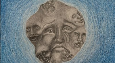 Sju ansikten tecknade i blyerts. Ansiktena går ihop i varandra i en klotform omgiven av en blå färgrymd tecknad med färgpenna.