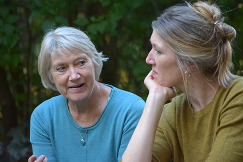Efter Inez. Lena Ekberg och dottern Karin Ekberg pratar.