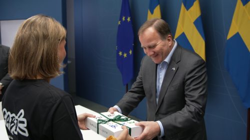 Statsminister Stefan Löfven tar emot boken 