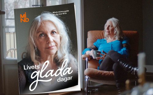 En blond kvinna i fåtölj tittar ut genom fönstret. Infälld i bilden syns broschyren Livets glada dagar med samma kvinna på omslaget.