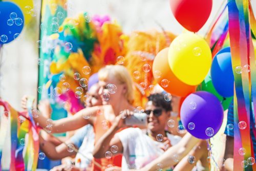 Glada kvinnor firar Pride – och segrar över homofobin – bland såpbubblor och regnbågsfärgade ballonger.
