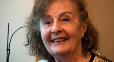 Renate Josefsson, 88 år med axellångt mellanbrunt hår, leende.