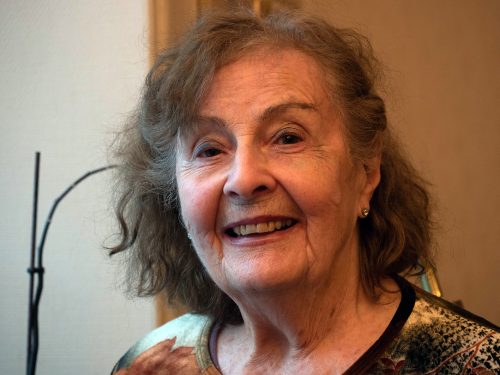 Renate Josefsson, 88 år med axellångt mellanbrunt hår, leende.